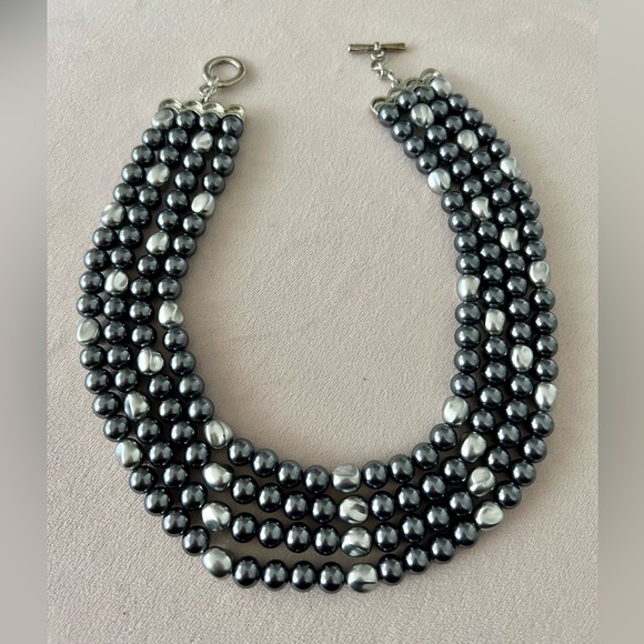 Beaded choker necklace with toggle clasp. - Picture 2 of 3